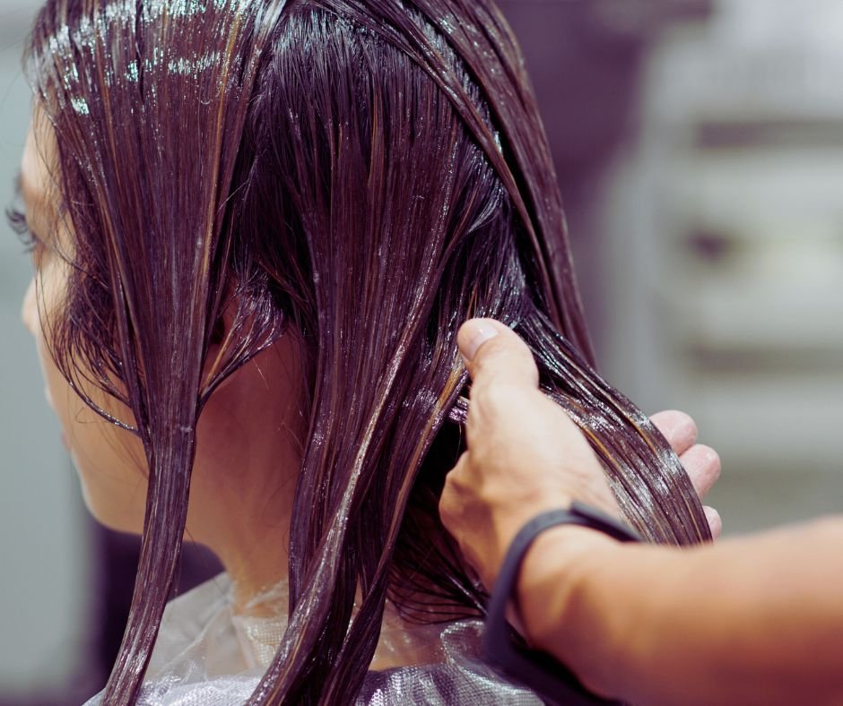 Realinhamento Capilar: Guia Completo para Cabelos Lisos, Saudáveis e Sem Frizz 16 Como é Feito o Realinhamento Capilar?