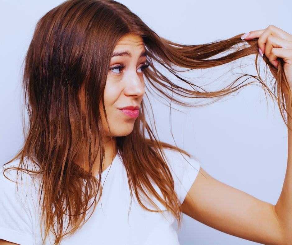 Realinhamento Capilar: Guia Completo para Cabelos Lisos, Saudáveis e Sem Frizz 18 Realinhamento Capilar em Casa: É Possível?